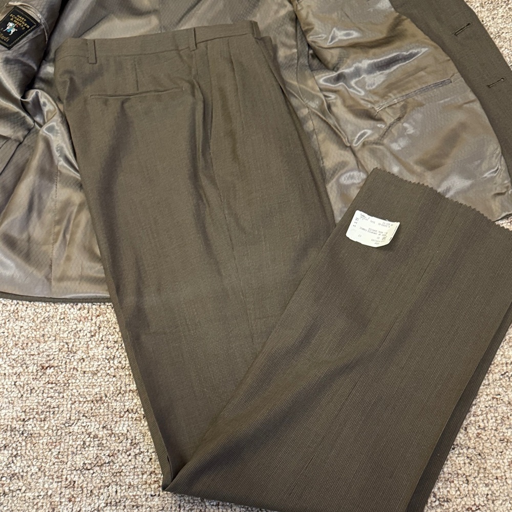 Elegant Men's Brown Suit - Picture 8 of 12